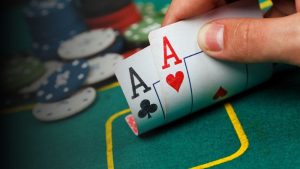 Khi nào thì nên úp bỏ bài trong Liêng